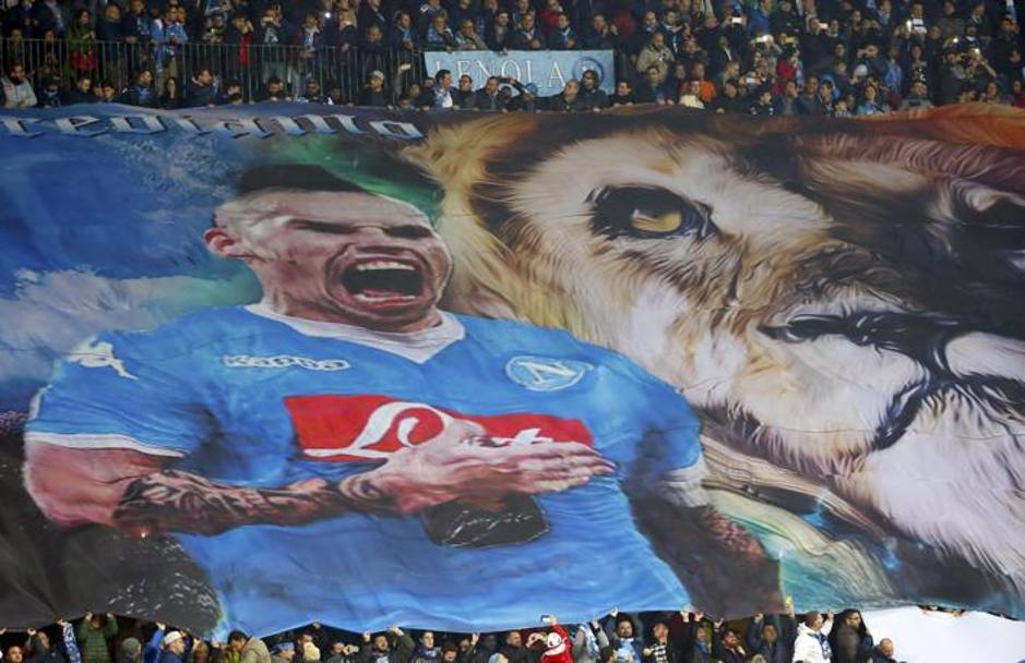 L’urlo di Hamsik nella curva dei tifosi del Napoli (Reuters)